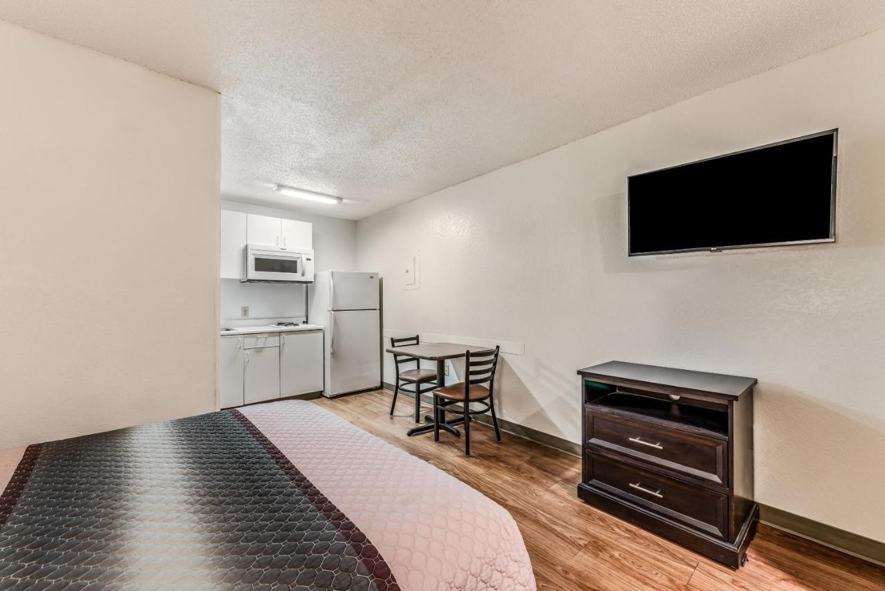 Hometowne By Red Roof Cincinnati - Motel 2*