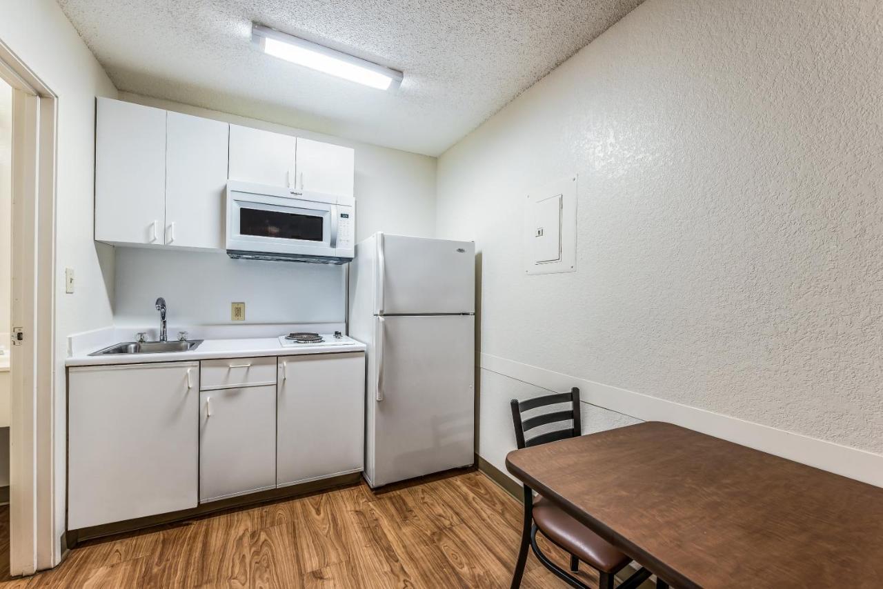 Hometowne By Red Roof Cincinnati - Motel 2*