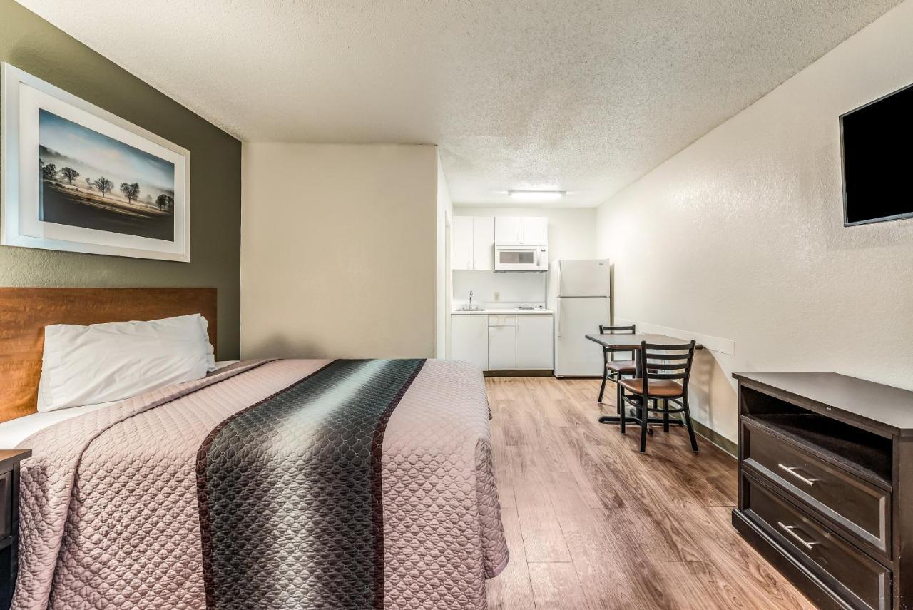 Motel Hometowne By Red Roof Cincinnati - 2*
