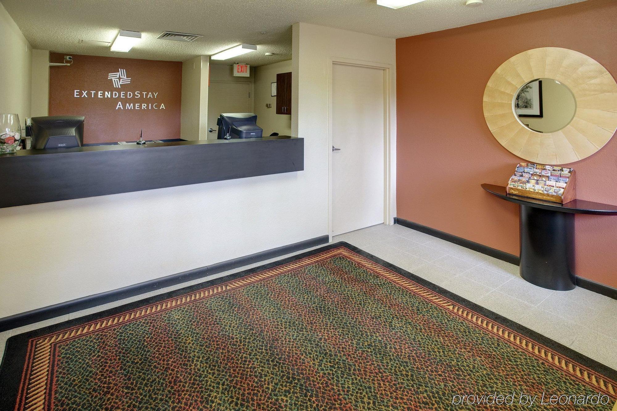 Hometowne By Red Roof Cincinnati - Motel 2*