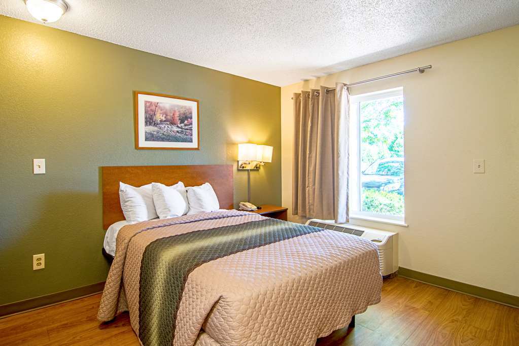 Hometowne By Red Roof Cincinnati - 2*